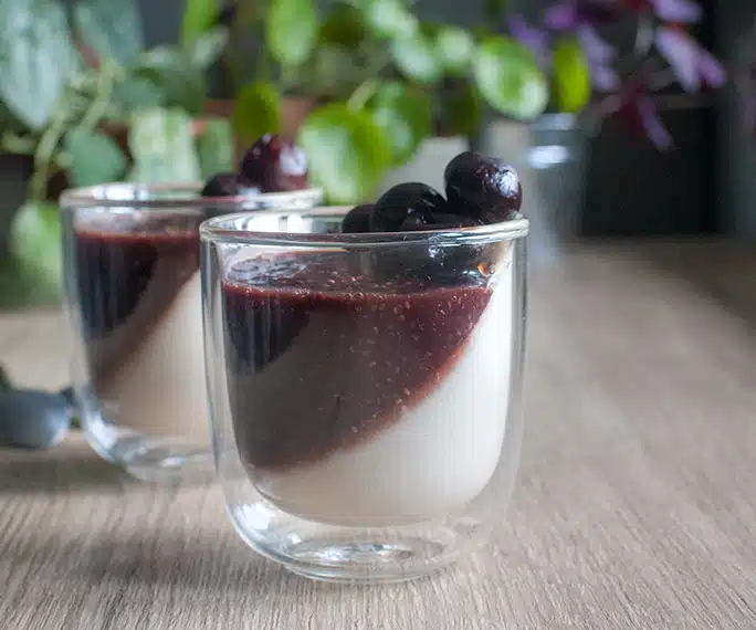 2 panna mottas avec de la crufiture à la cerise dans une verrine