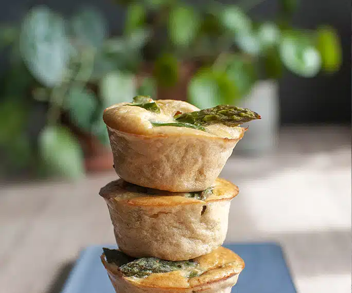 3 mini quiches superposaient aux asperges