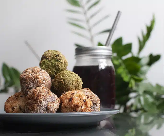 pyramide de rochers coco accompagné d'un jus