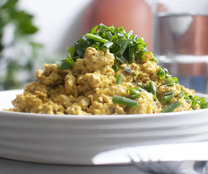 Tofu brouillé avec de la ciboulette dans une assiette