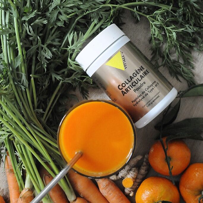 Jus Confort Carotte Mandarine Curcuma PF 1 pille de pancakes avec des fruits rouges et un jus de fruit